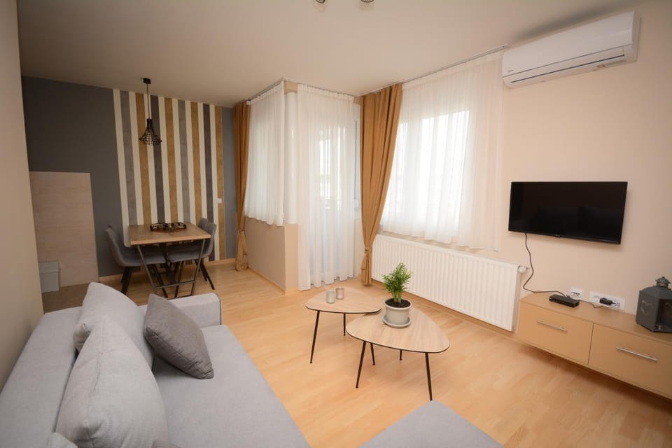 TV and multimedia, Living room, Seating area, Dining area, air conditioner