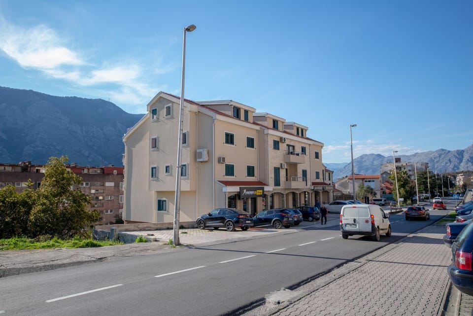 Neighbourhood, Location