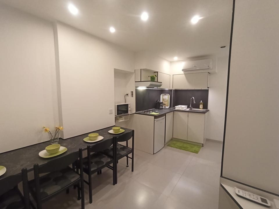 Kitchen or kitchenette, Dining area, minibar, stove