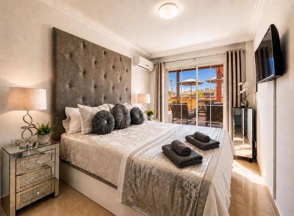 Bed, TV and multimedia, Balcony/Terrace, Photo of the whole room, Bedroom, towels