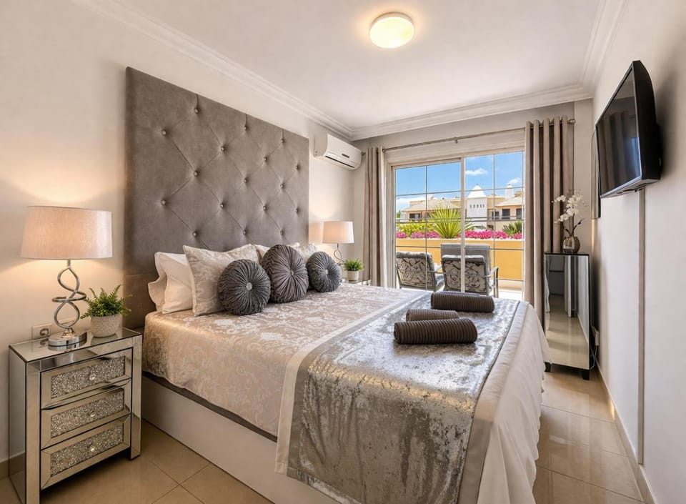 Bed, TV and multimedia, View (from property/room), Photo of the whole room, Bedroom, Garden view, internet, towels