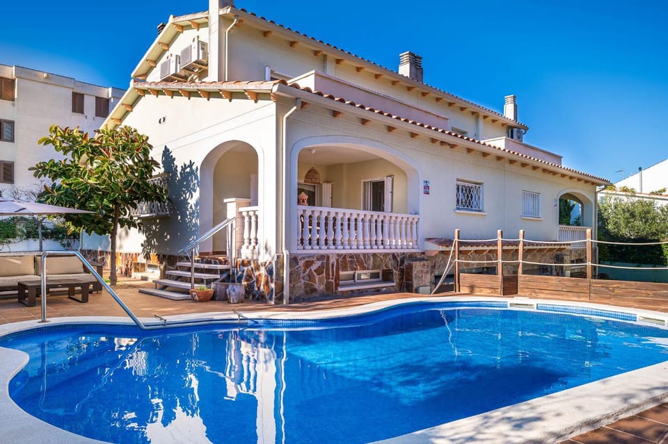 AT012 Piscina privada, muy bien equipado, la playa a 250 metros House in Torredembarra