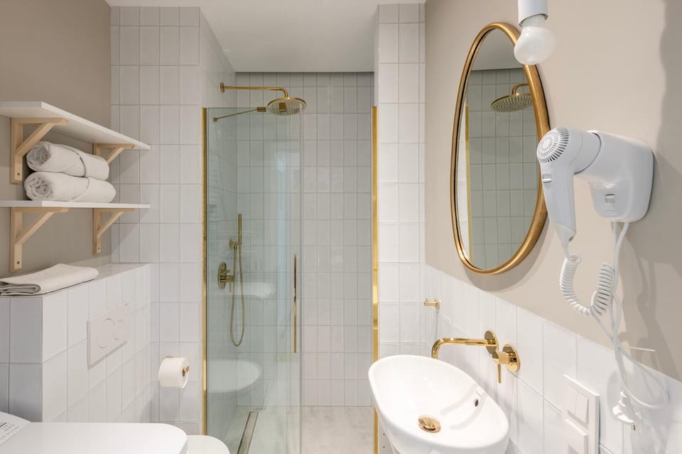 Shower, Toilet, Bathroom, heating, towels, washing machine