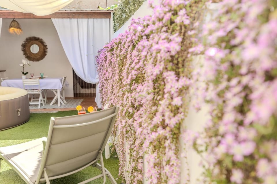 Patio, Garden, Living room, Seating area, Dining area, Garden view, sunbed, laundry