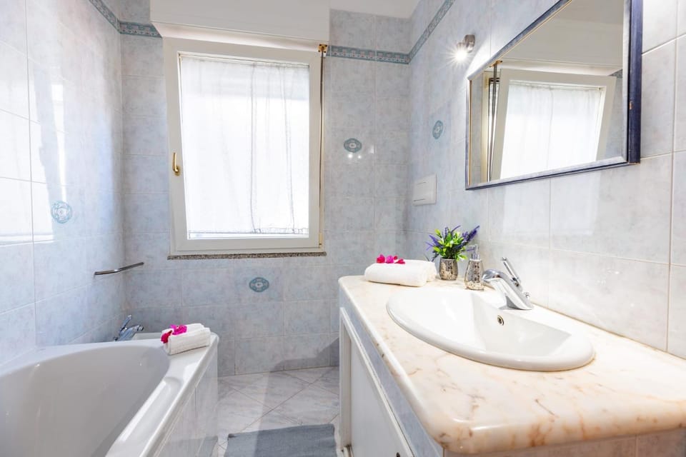 Shower, Toilet, Bathroom, Bath, bidet, towels