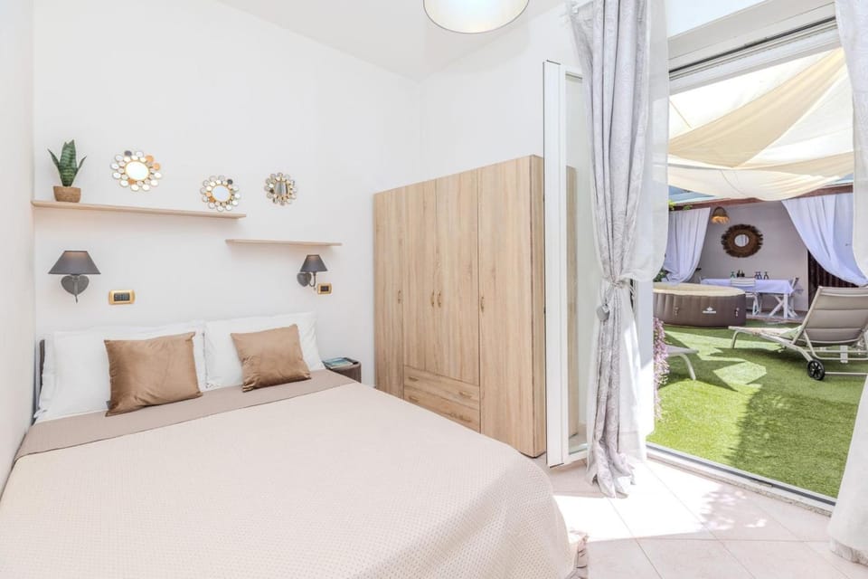 Bed, Garden, Hot Tub, Photo of the whole room, Bedroom, Garden view, sunbed