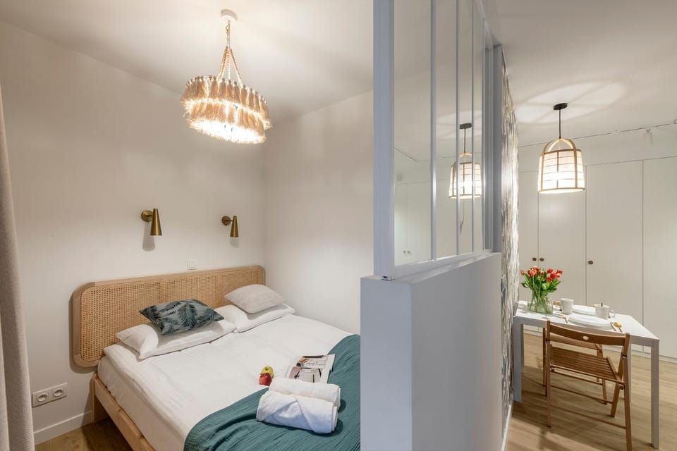 Bed, Bedroom, towels