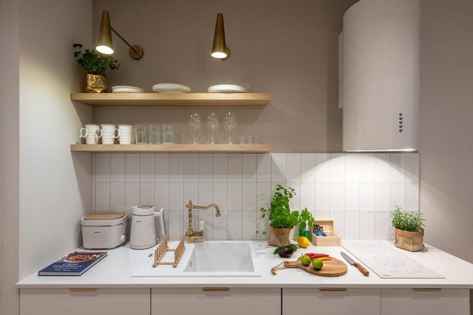Coffee/tea facilities, Kitchen or kitchenette, stove