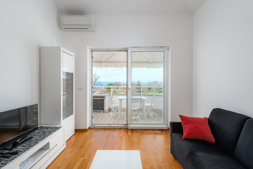 TV and multimedia, Living room, Seating area, air conditioner