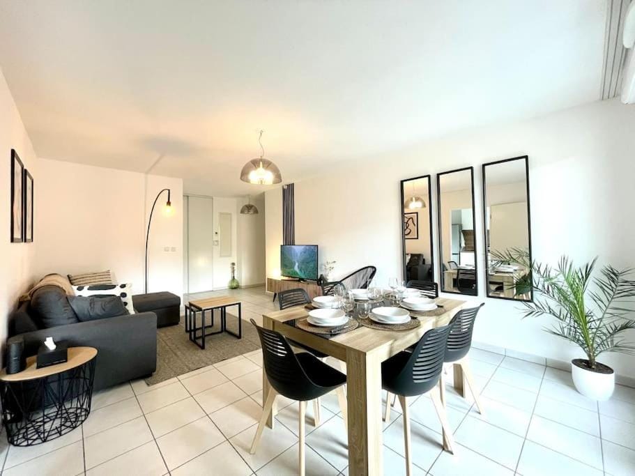 Living room, Seating area, Dining area