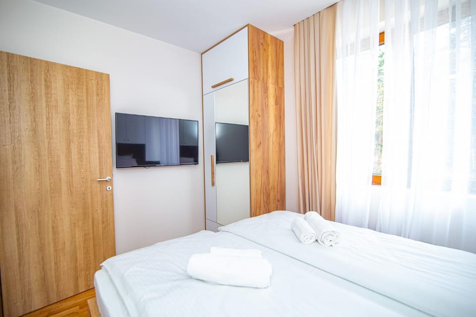 Bed, TV and multimedia, Photo of the whole room, Bedroom, towels, wardrobe, air conditioner