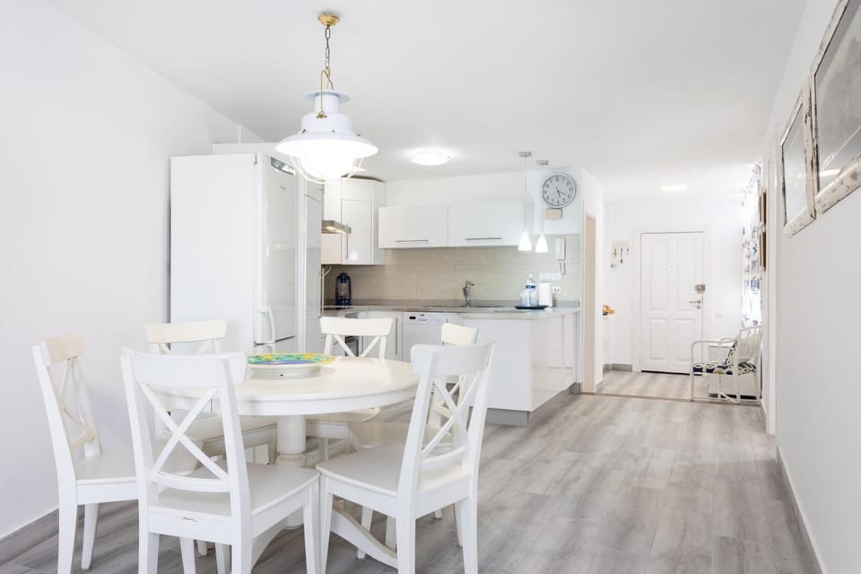 Kitchen or kitchenette, Dining area, dishwasher, minibar, pet friendly, stove