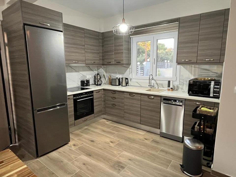 Coffee/tea facilities, Kitchen or kitchenette, dishwasher, oven, stove, toaster