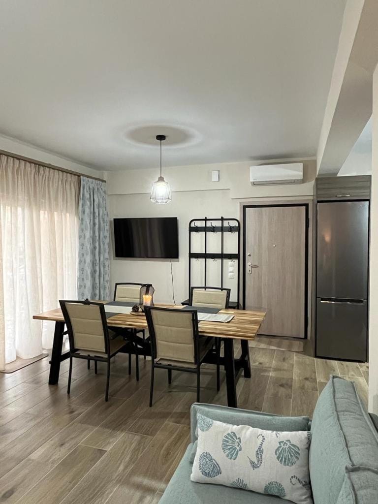 Communal lounge/ TV room, TV and multimedia, Living room, Seating area, Dining area, air conditioner