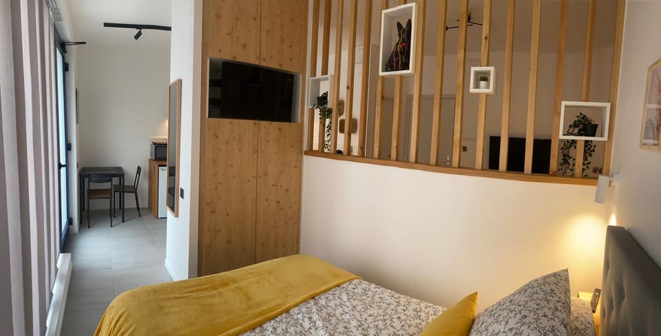 TV and multimedia, Bedroom, Quiet street view