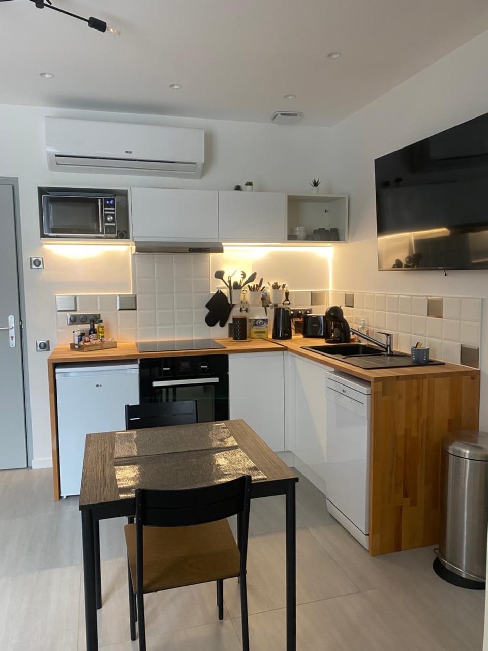 Coffee/tea facilities, Kitchen or kitchenette, Dining area, dishwasher, minibar, pet friendly, stove, toaster, air conditioner
