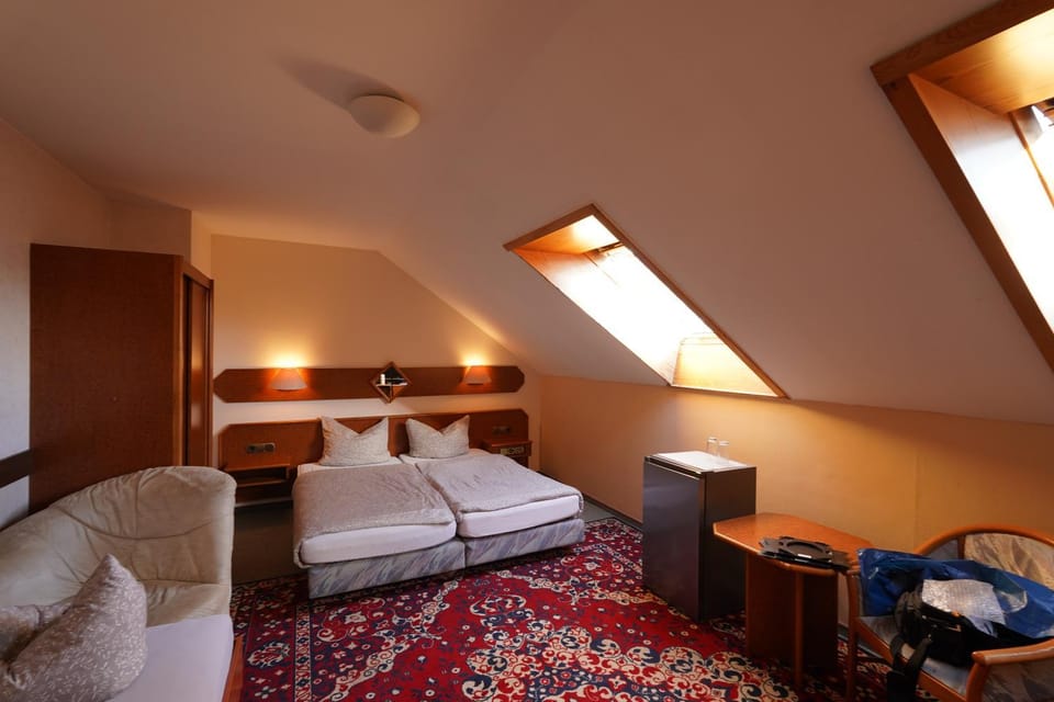 Bed, Photo of the whole room, Seating area, Bedroom, hair dresser, wardrobe