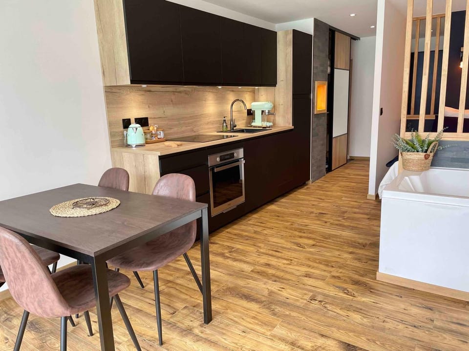 Kitchen or kitchenette, Dining area