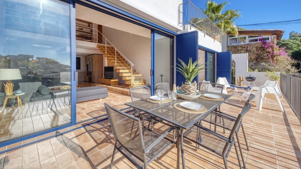 Property building, Balcony/Terrace, Living room