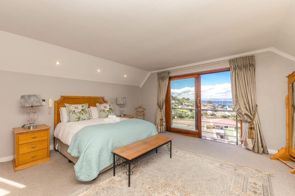 3 Bedroom Hilltop Home with Spectacular Views House in Cape Town