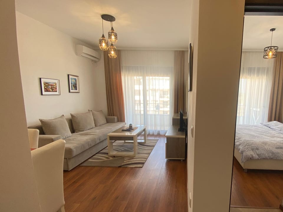 Bed, TV and multimedia, Living room, Photo of the whole room, Seating area, Bedroom