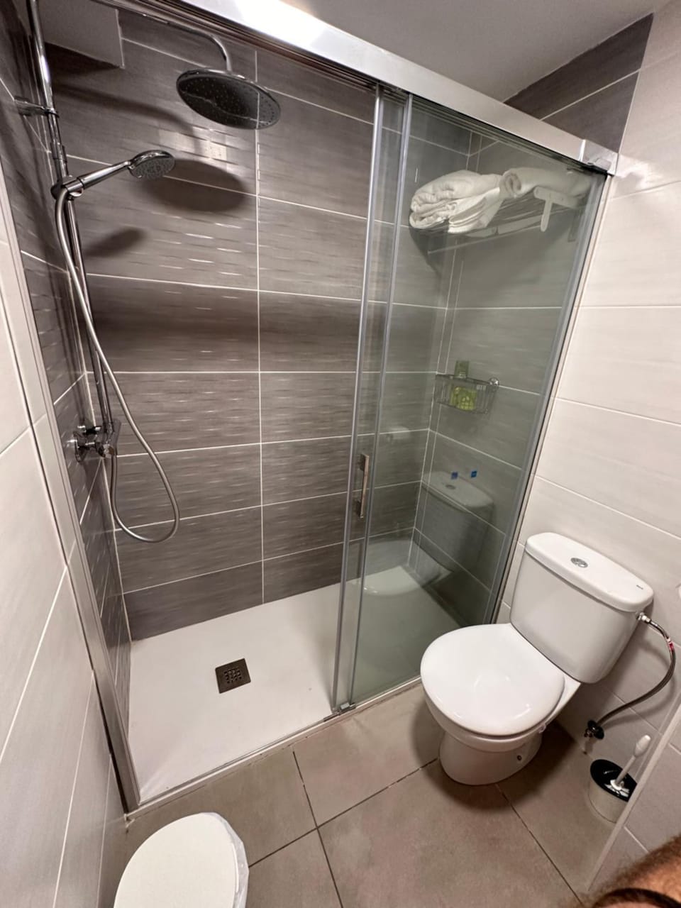 Shower, Toilet, Bathroom, bidet, towels