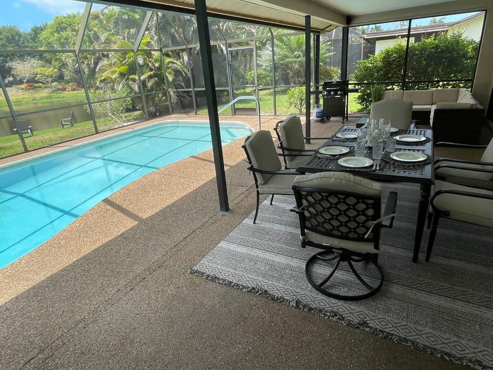 Pool home with a new sparkling pool, close to beach, lovely lake view House in East Naples