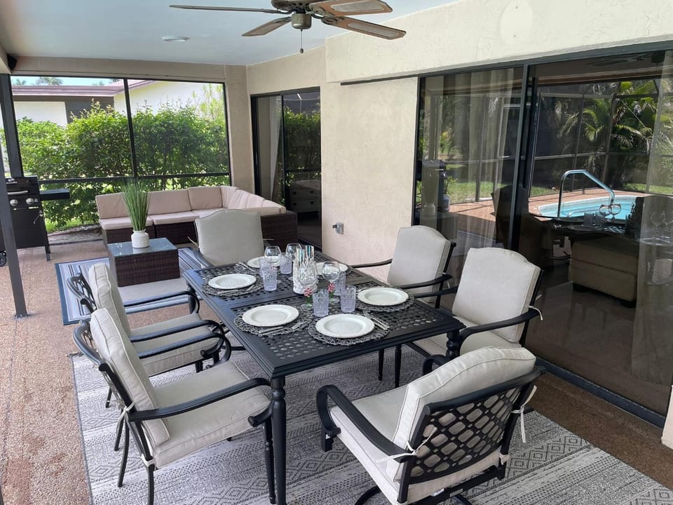Pool home with a new sparkling pool, close to beach, lovely lake view House in East Naples