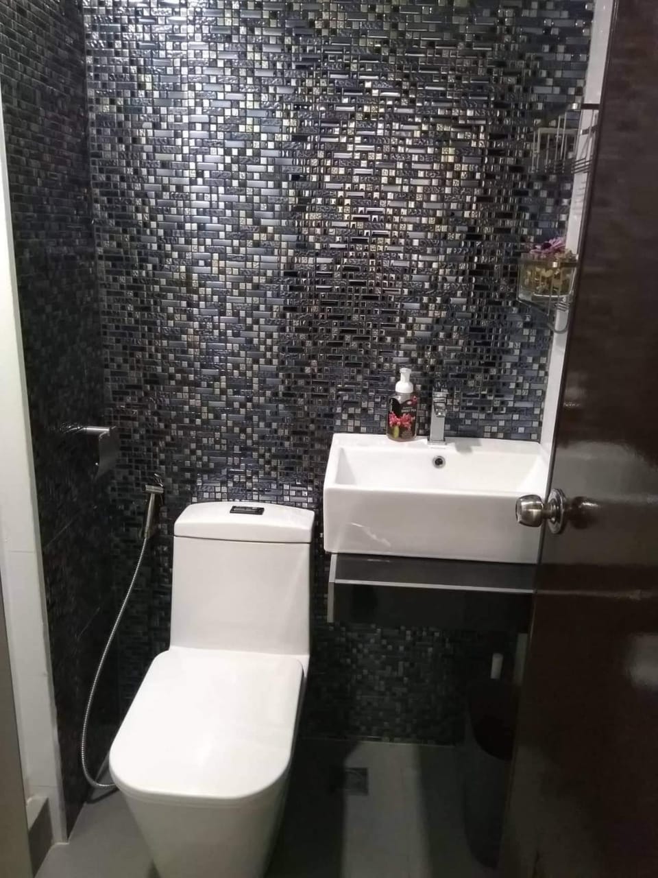ADB Tower 1 bedroom with fast wifi and Netflix at Ortigas across Robinson's Galleria Apartment in Pasig