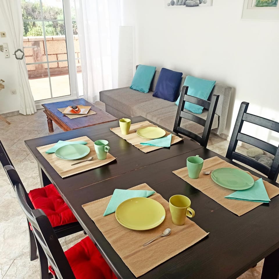 Restaurant/places to eat, Living room, Seating area
