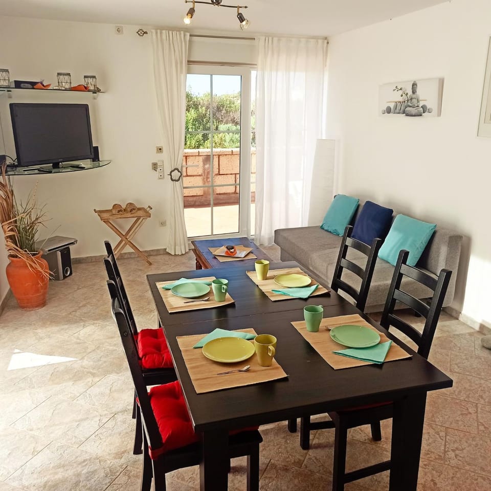 Restaurant/places to eat, TV and multimedia, Seating area