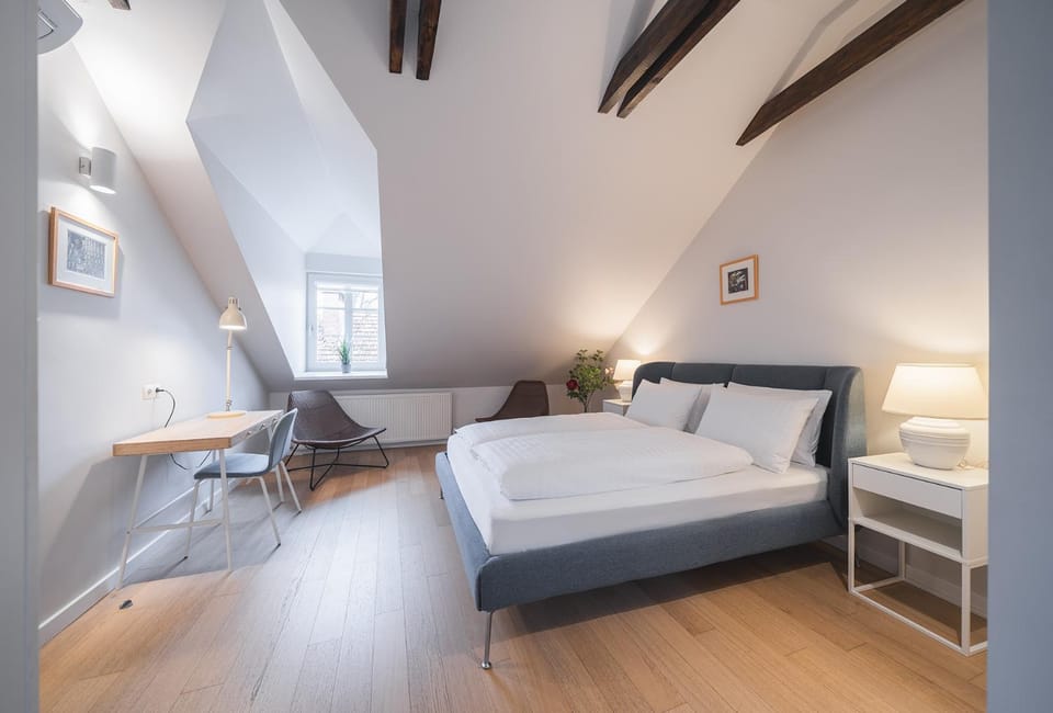 Bed, Seating area, Bedroom