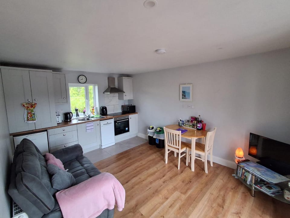 TV and multimedia, Kitchen or kitchenette, Dining area