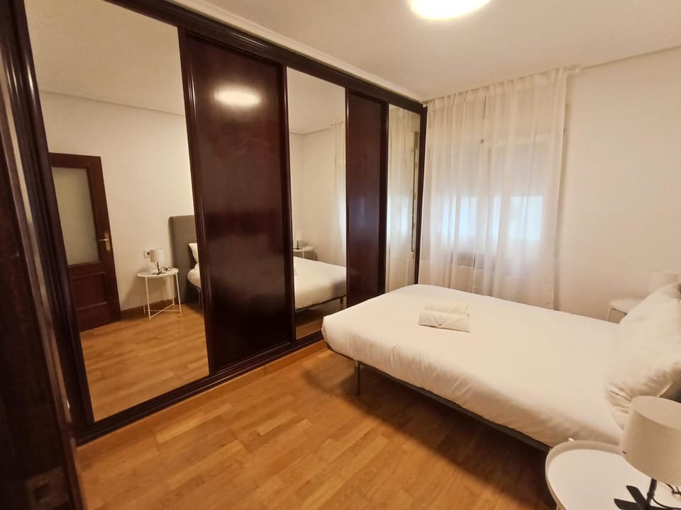 Apartamento Tito Oviedo 621A by R2R Consulting Apartment in Oviedo