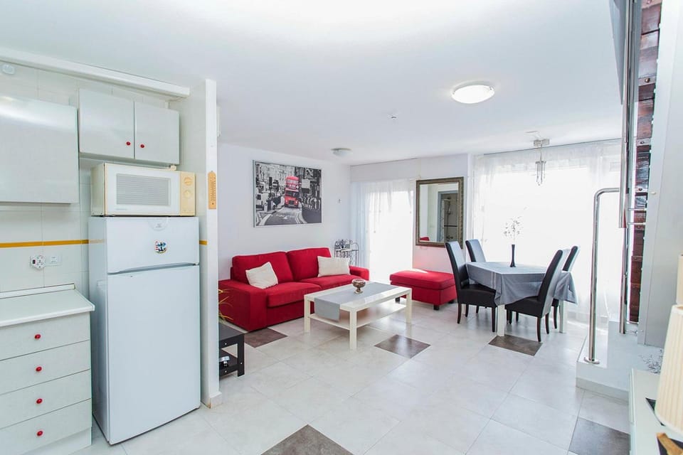 Kitchen or kitchenette, Living room, Seating area, Dining area