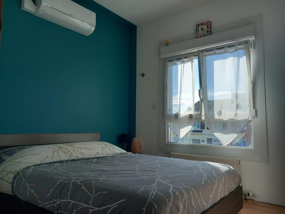 Bed, Bedroom, air conditioner