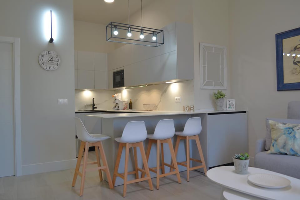 Kitchen or kitchenette, Dining area