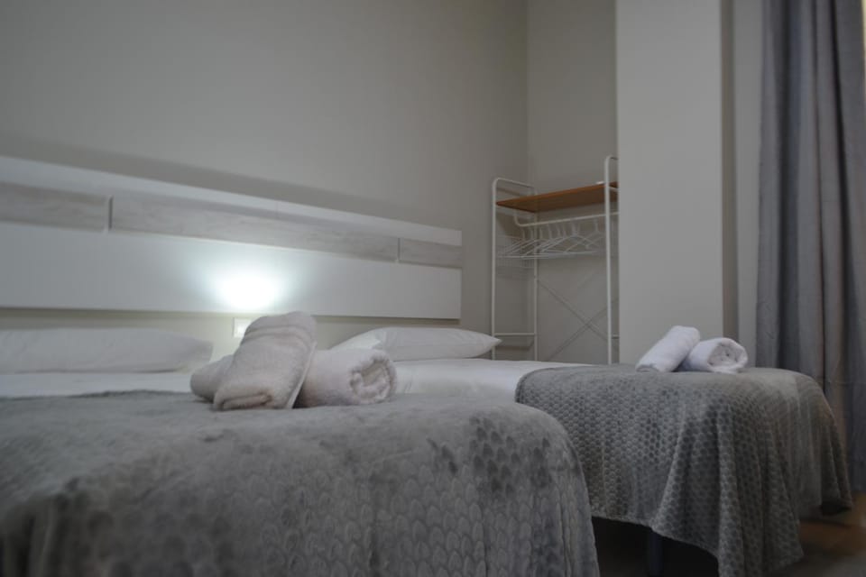 Bed, Bedroom, towels