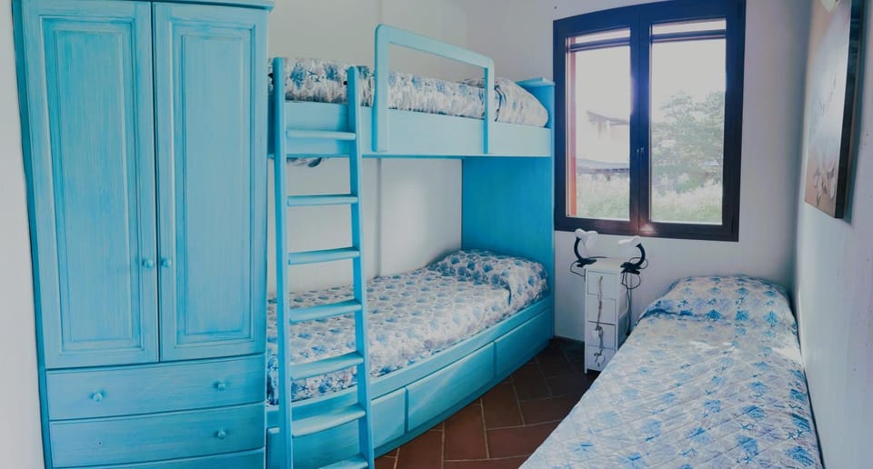 Bed, Photo of the whole room, bunk bed