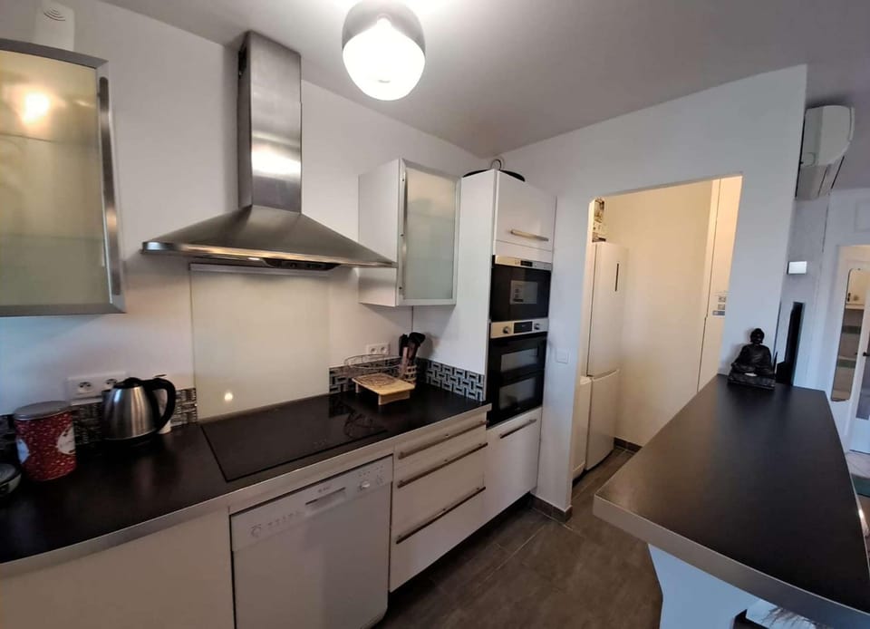 Coffee/tea facilities, Kitchen or kitchenette, dishwasher, oven, stove, toaster