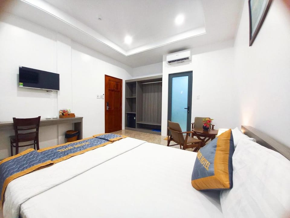 Communal lounge/ TV room, Bed, TV and multimedia, Photo of the whole room, Seating area, Bedroom