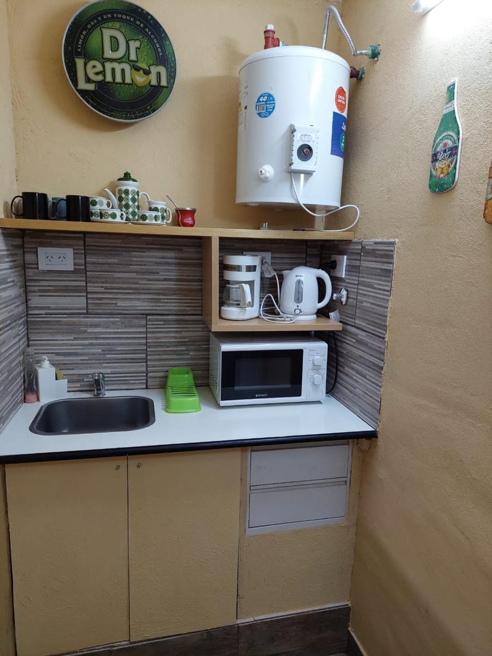 Kitchen or kitchenette, minibar