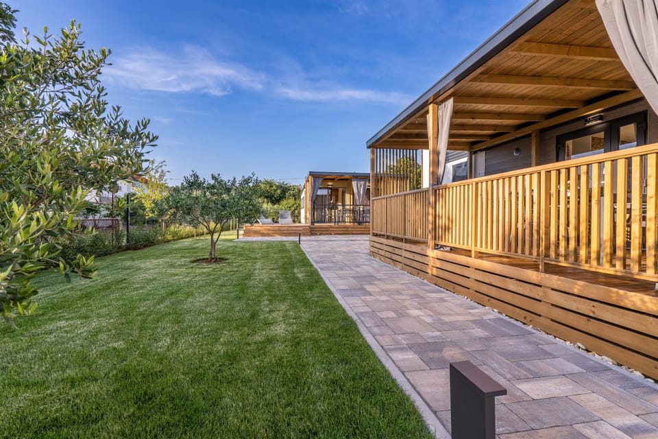 Property building, Patio, Spring, Day, Garden, Garden, Bathroom, View (from property/room), Balcony/Terrace, Garden view