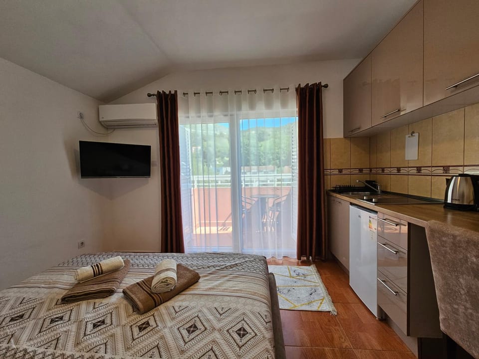 Property building, Bed, TV and multimedia, Kitchen or kitchenette, Bedroom