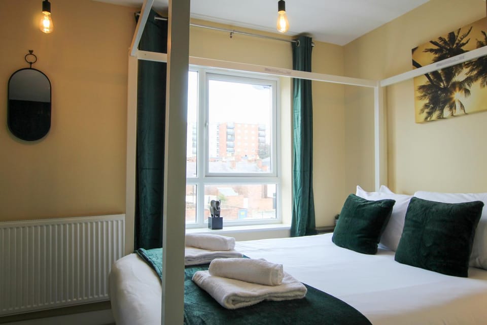 Bed, Living room, Photo of the whole room, Bedroom, internet, towels