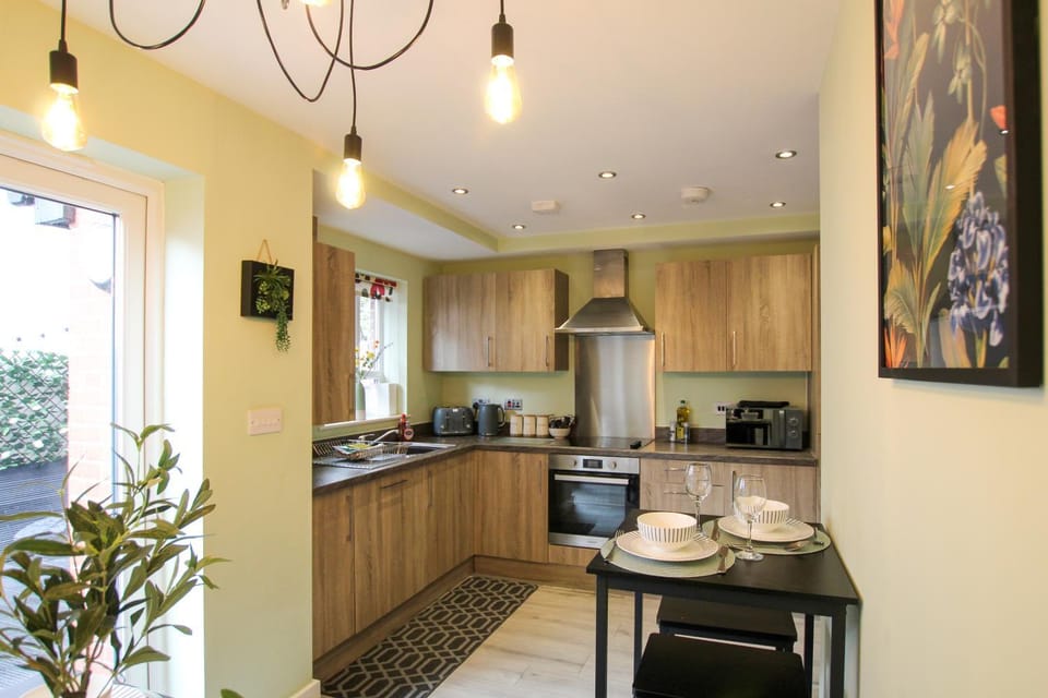 Coffee/tea facilities, Kitchen or kitchenette, Dining area, dishwasher, stove, toaster