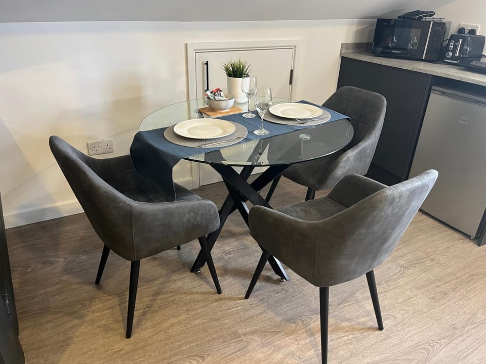 Loft studio apartment, BL, Town Centre, Secure gated parking option, Modern, fresh and spacious living, Netflix ready TV, Wifi Apartment in Wellingborough