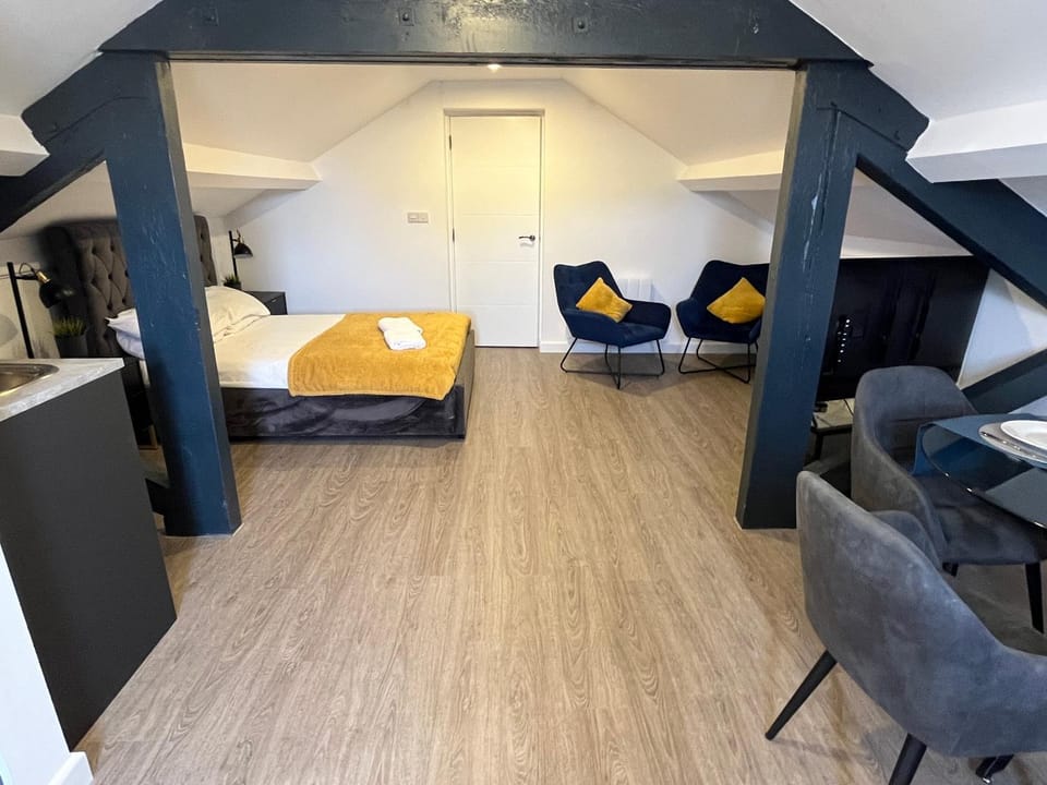 Loft studio apartment, BL, Town Centre, Secure gated parking option, Modern, fresh and spacious living, Netflix ready TV, Wifi Apartment in Wellingborough