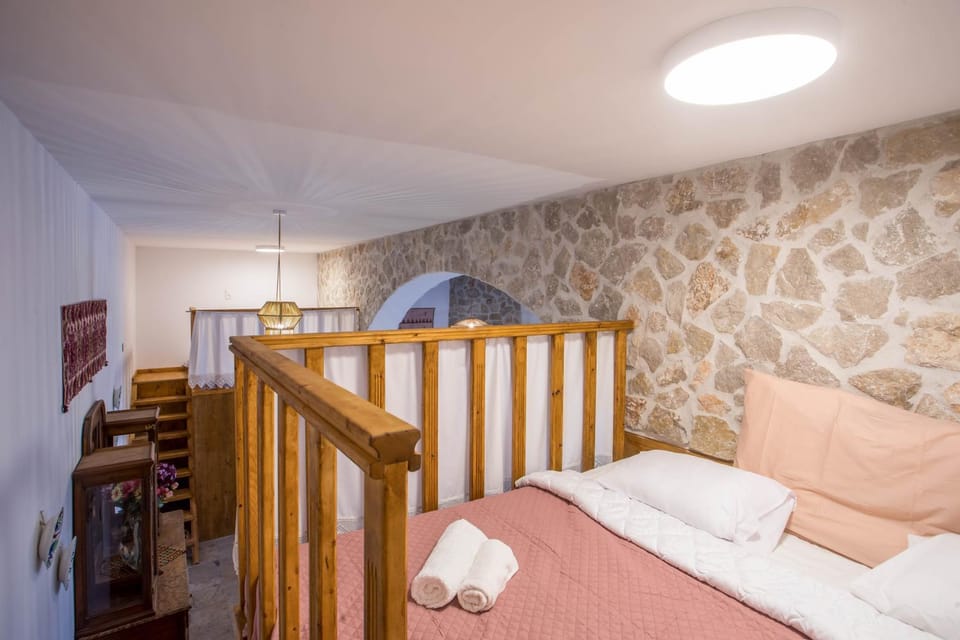 Bed, Photo of the whole room, Bedroom, bunk bed, towels