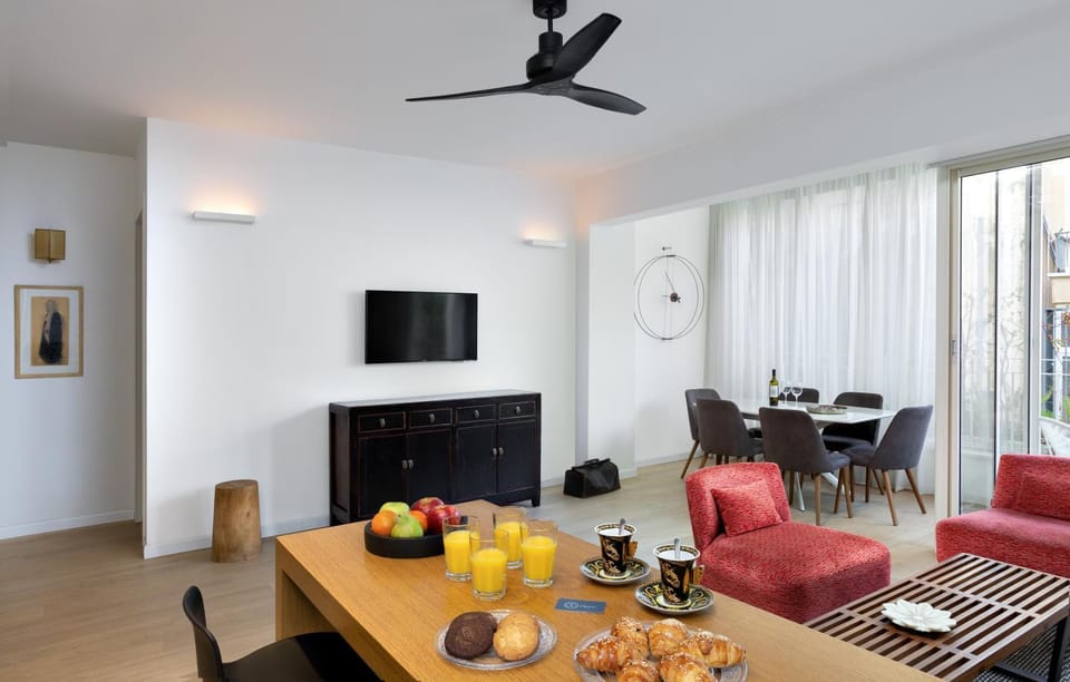 Living room, Dining area